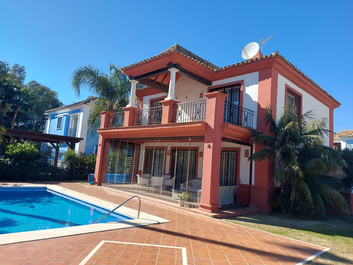 Vrijstaande Villa te koop in La Duquesa R4631557