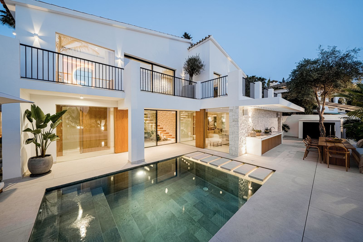 Detached Villa for sale in Nueva Andalucía R4674916