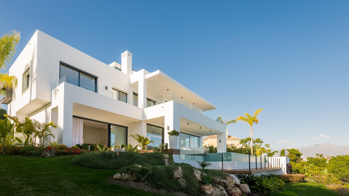 Detached Villa for sale in Estepona R3782068
