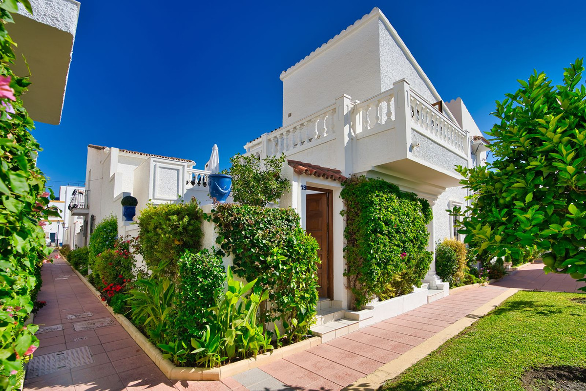 Semi-Vrijstaande Villa te koop in Estepona R4148059