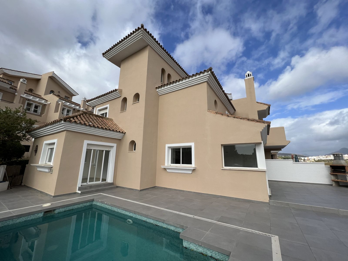 Semi-Vrijstaande Villa te koop in La Duquesa R4404775