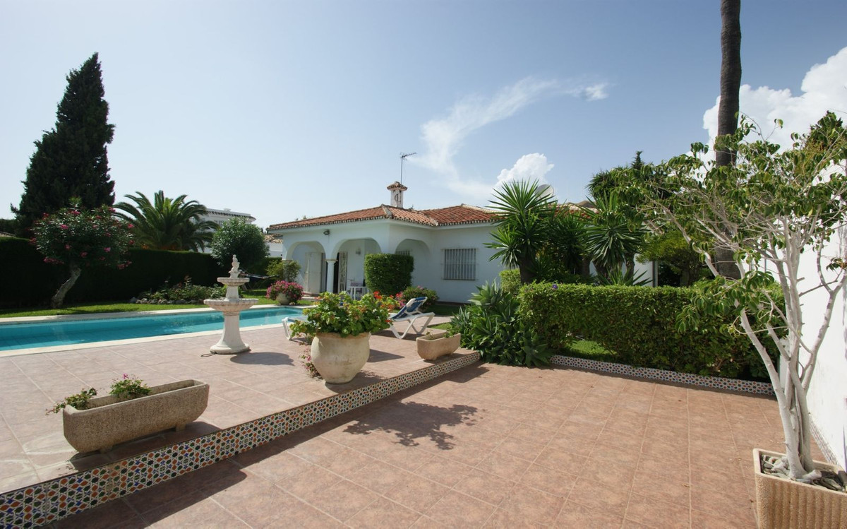 Detached Villa in Nueva Andalucía R4648246