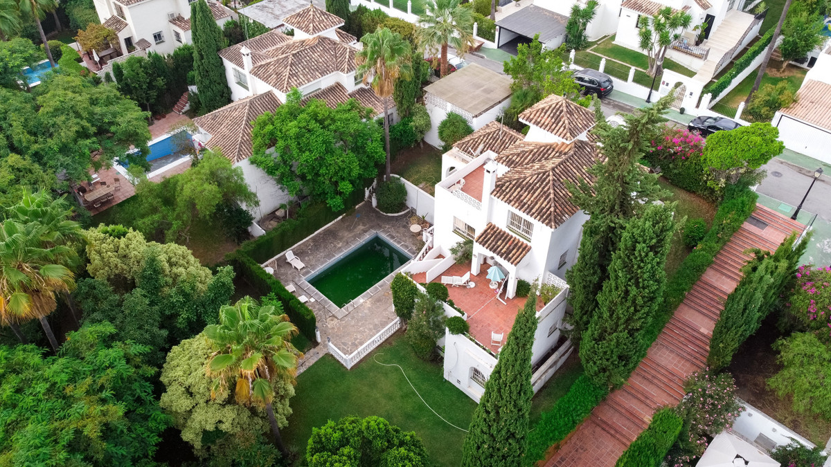 Vrijstaande Villa te koop in Nueva Andalucía R4453561