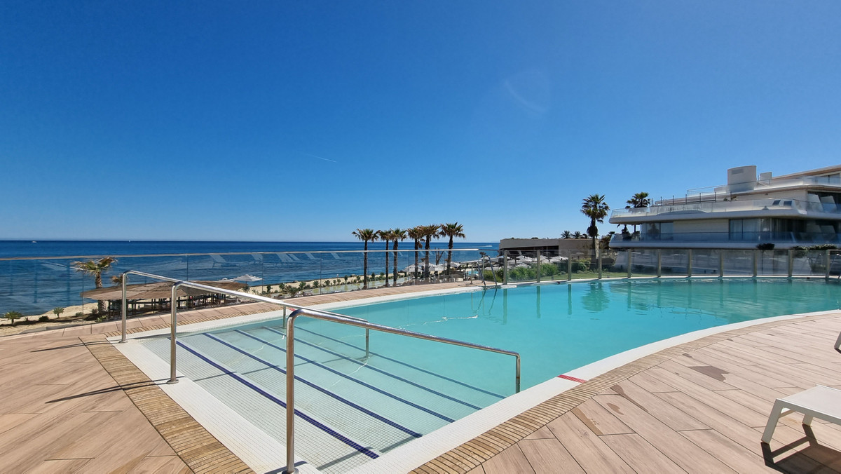 Middle Floor Apartment for sale in Estepona R4039330
