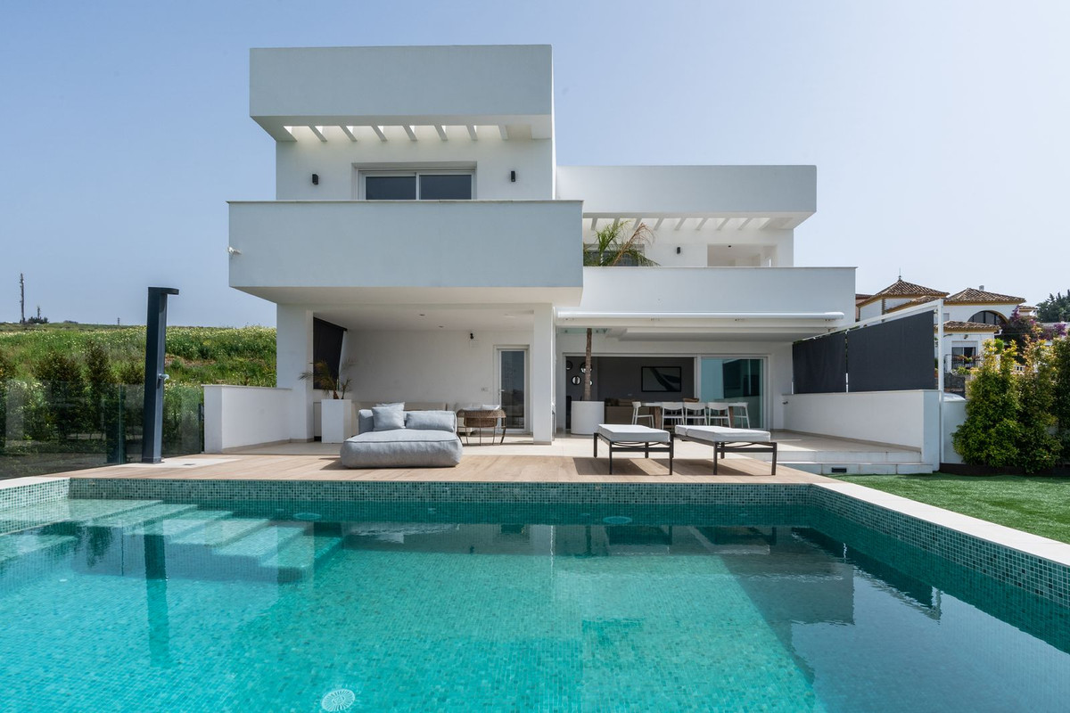 Detached Villa for sale in Estepona R4293520