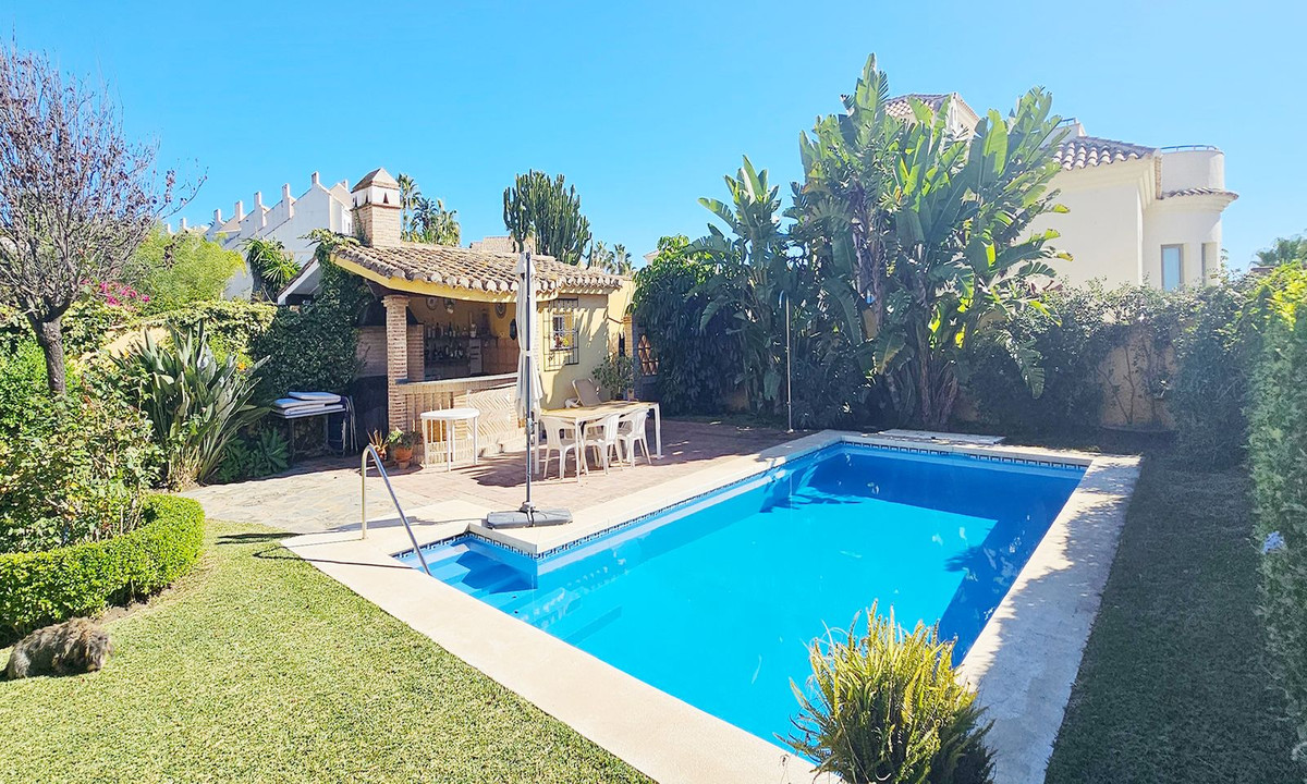Semi-Vrijstaande Villa te koop in Marbella R4560112