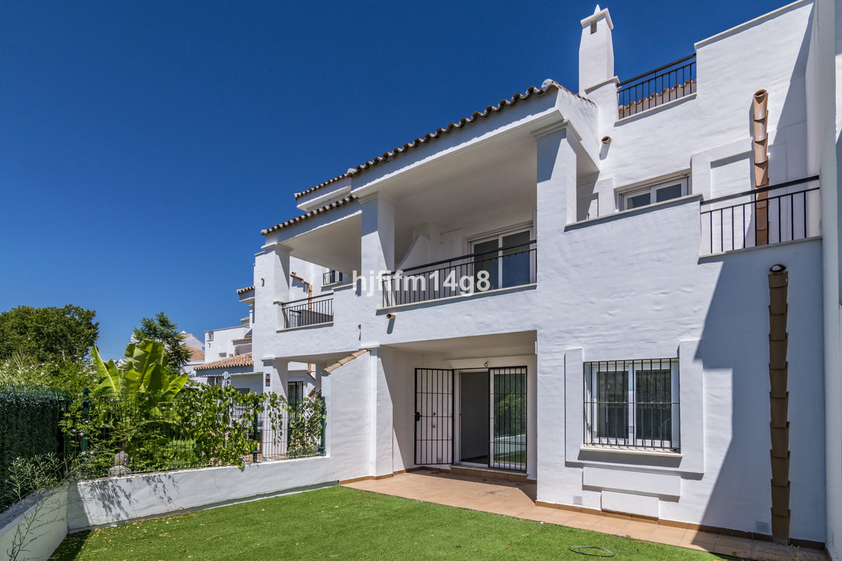 Townhouse for sale in Nueva Andalucía R4715389