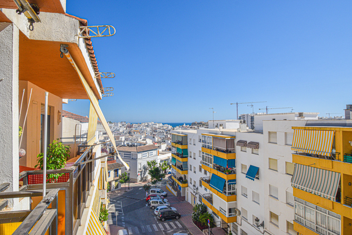 Middle Floor Apartment for sale in Estepona R4344583