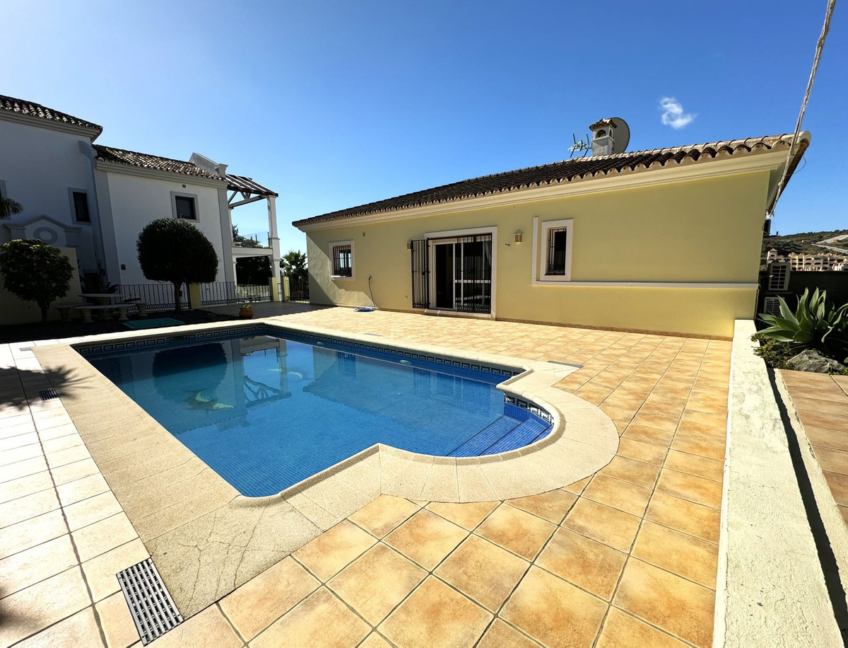 Vrijstaande Villa te koop in Estepona R4544410