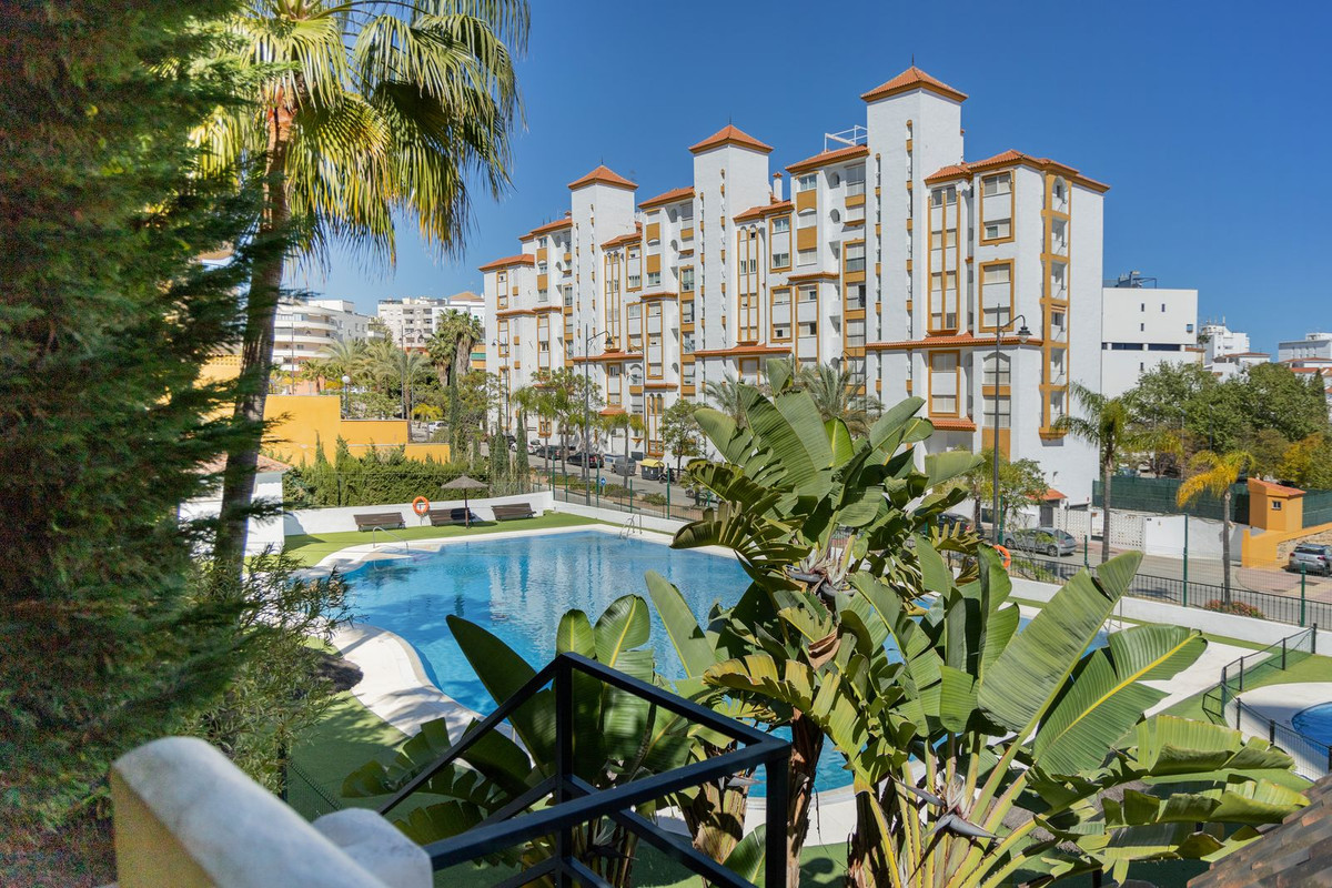 Middle Floor Apartment for sale in Estepona R4687273