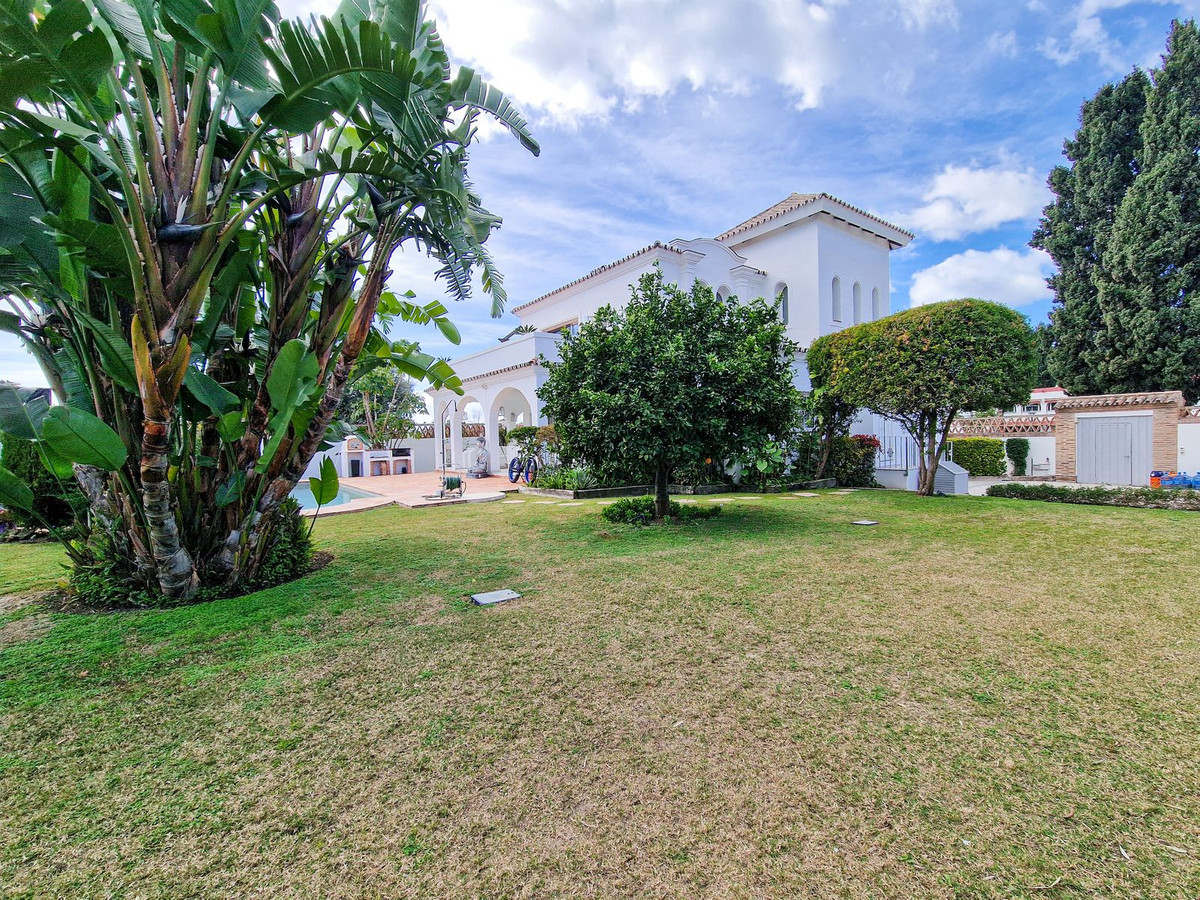 Detached Villa for sale in El Paraiso R4623697
