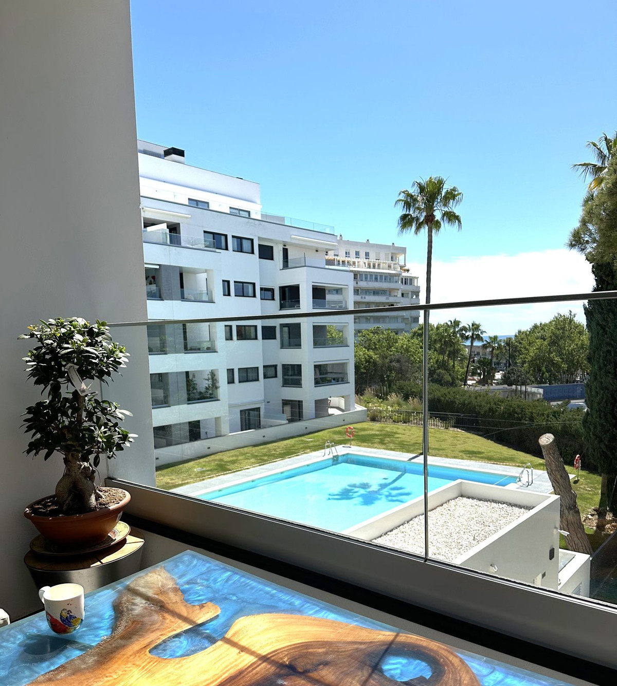 Apartament na środkowym piętrze w Marbella R4672978