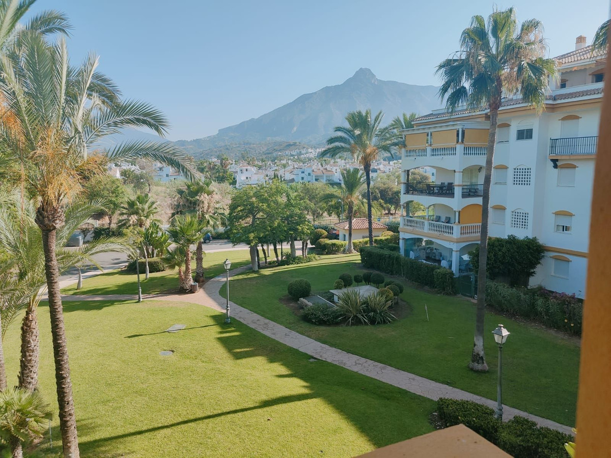 Middle Floor Apartment for sale in Marbella R4399669