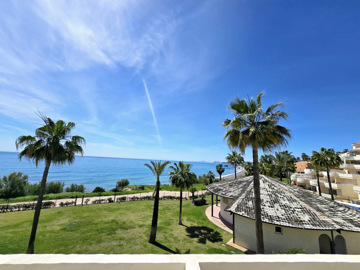 Middle Floor Apartment for sale in Estepona R4549867