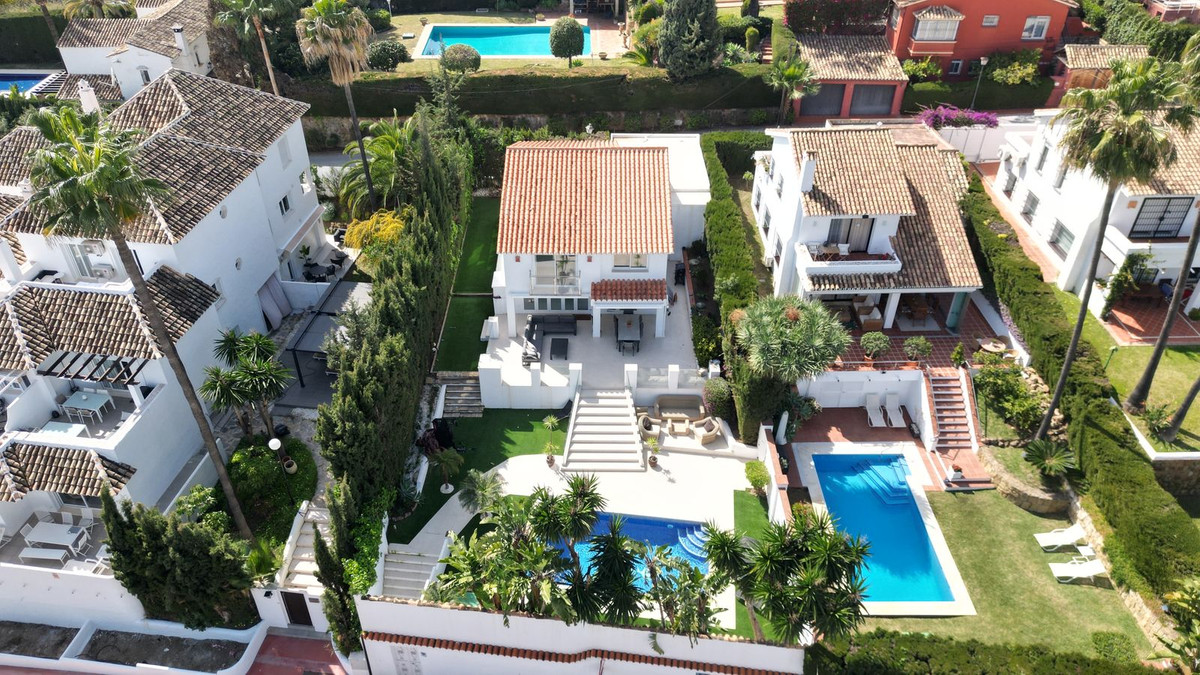 Vrijstaande Villa te koop in Nueva Andalucía R4677781