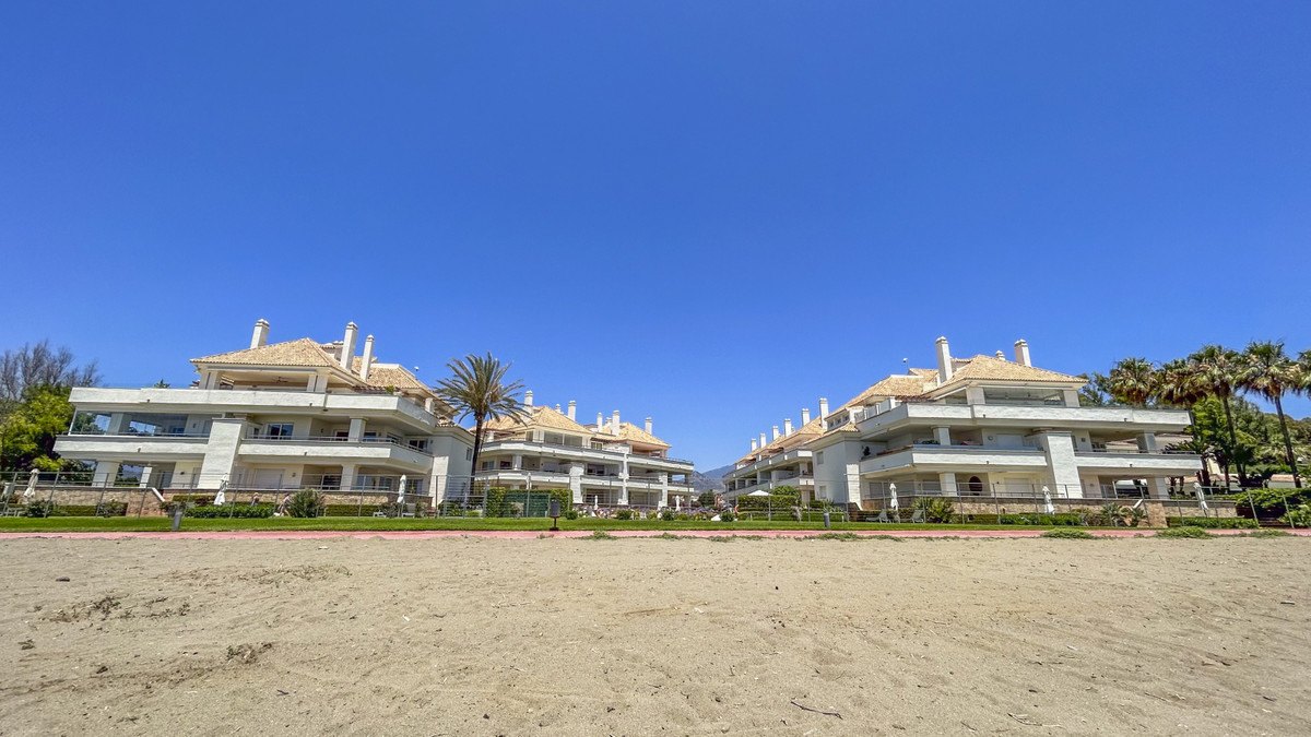 Middle Floor Apartment for sale in Estepona R4699885
