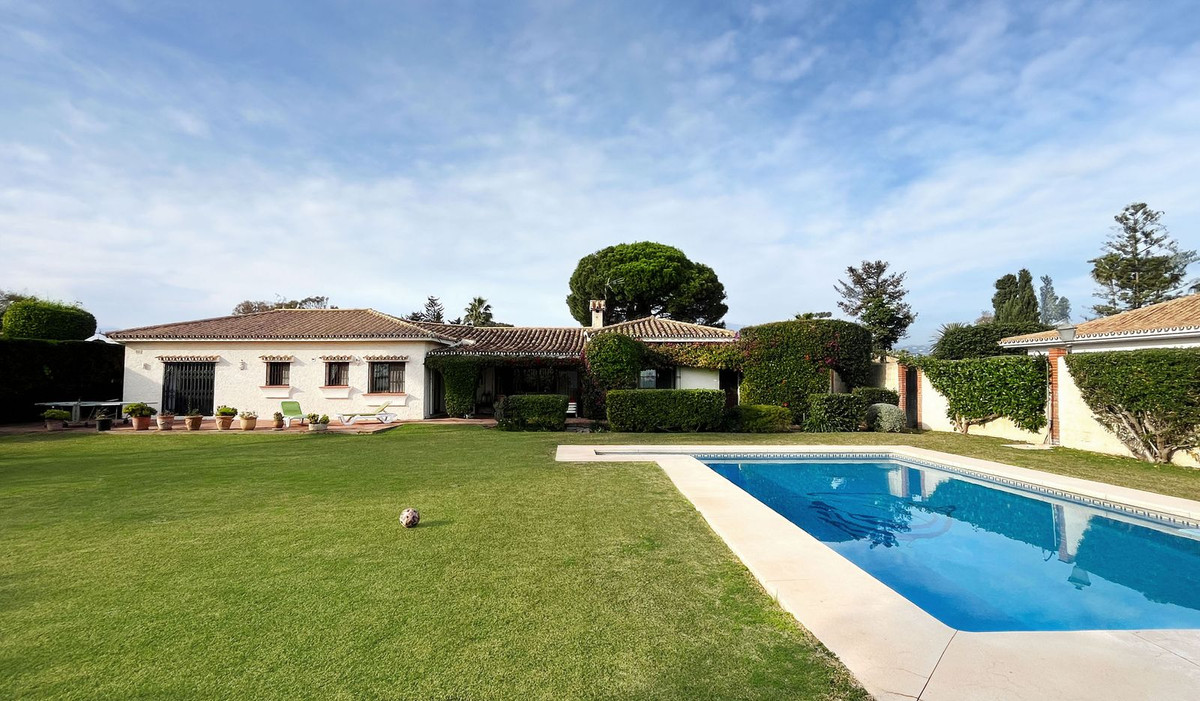 Vrijstaande Villa te koop in Estepona R4633093