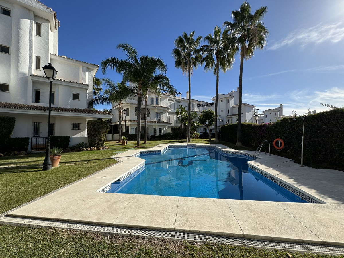 Middle Floor Apartment for sale in Marbella R4588972
