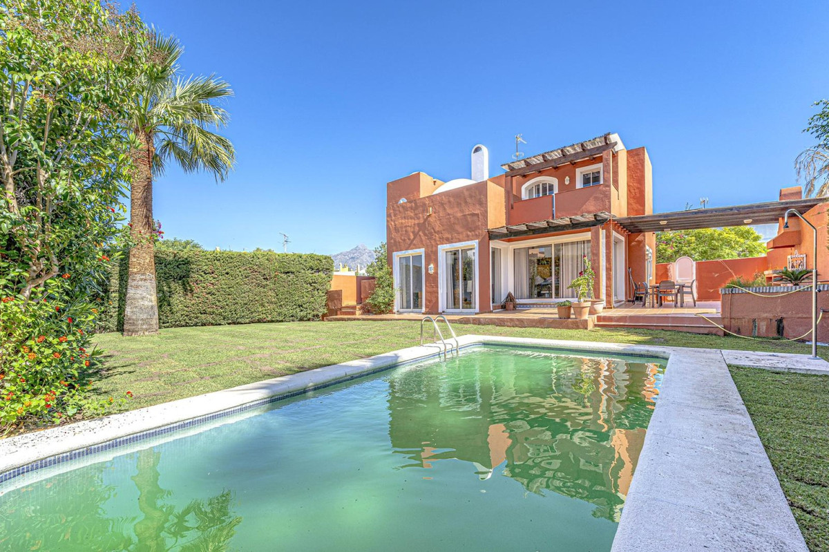Villa zu verkaufen in Nueva Andalucía R4683508
