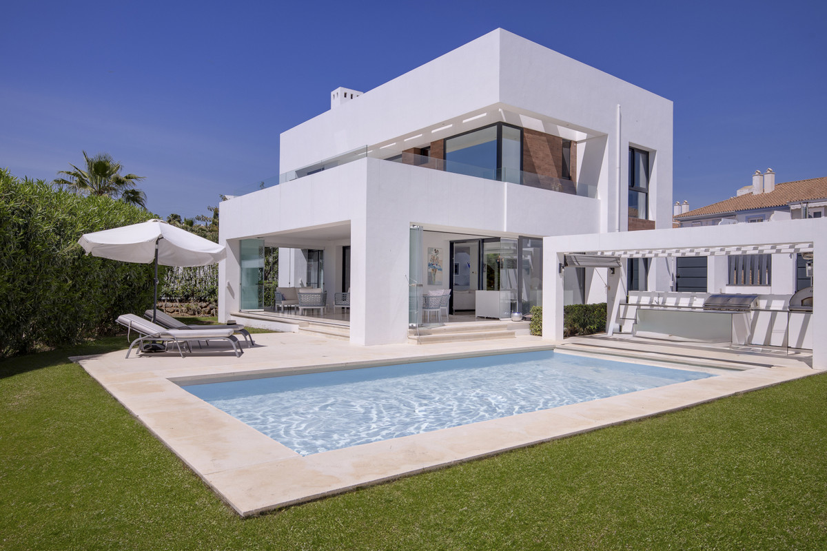 Vrijstaande Villa te koop in Estepona R4694089