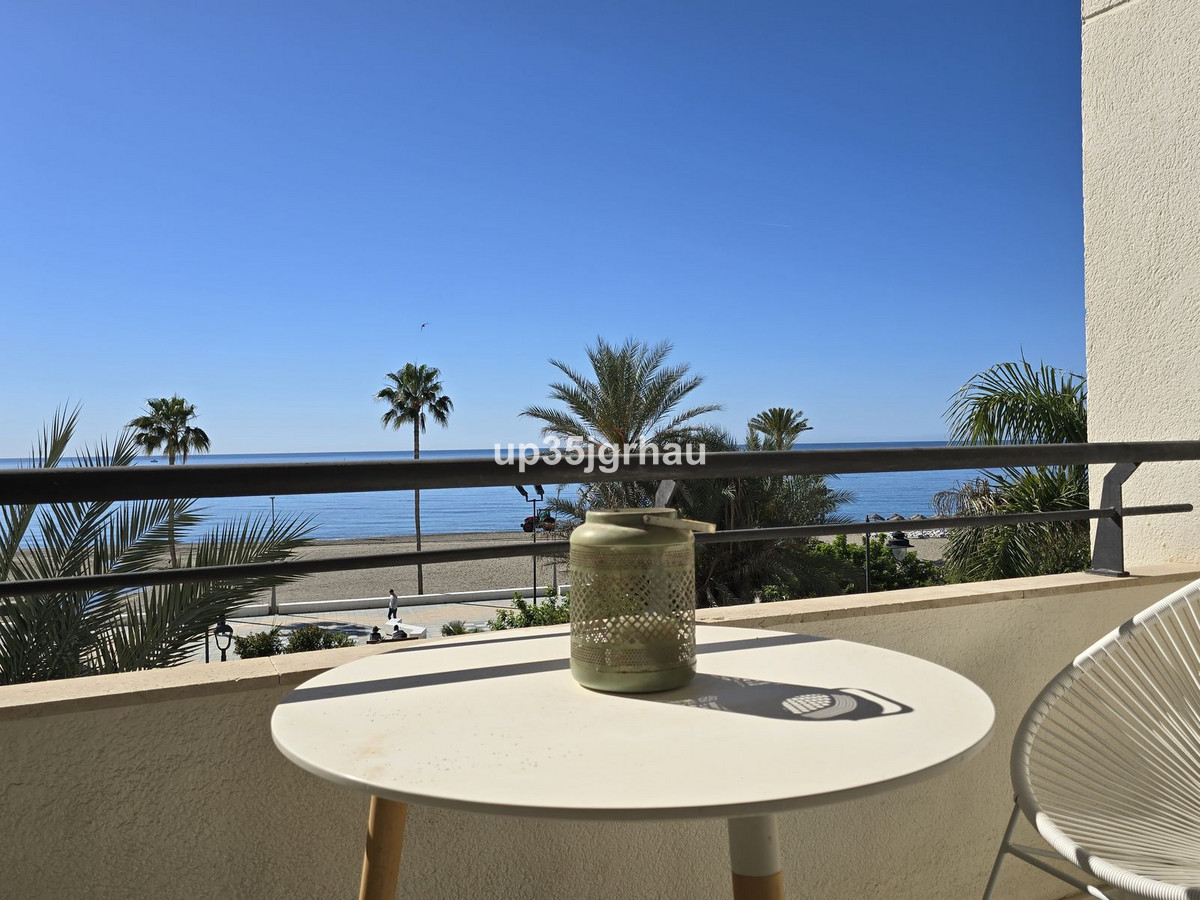 Middle Floor Apartment for sale in Estepona R4722232
