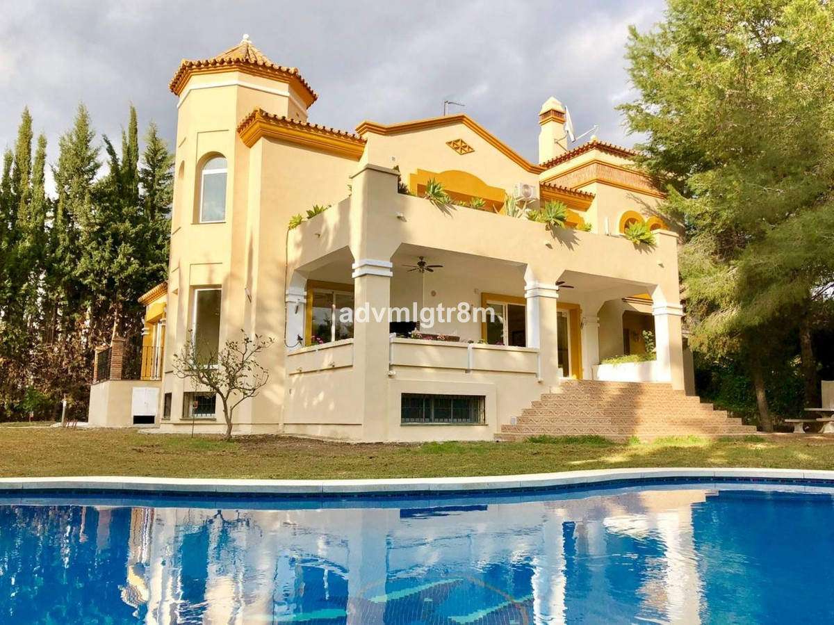 Vrijstaande Villa te koop in El Paraiso R4413286