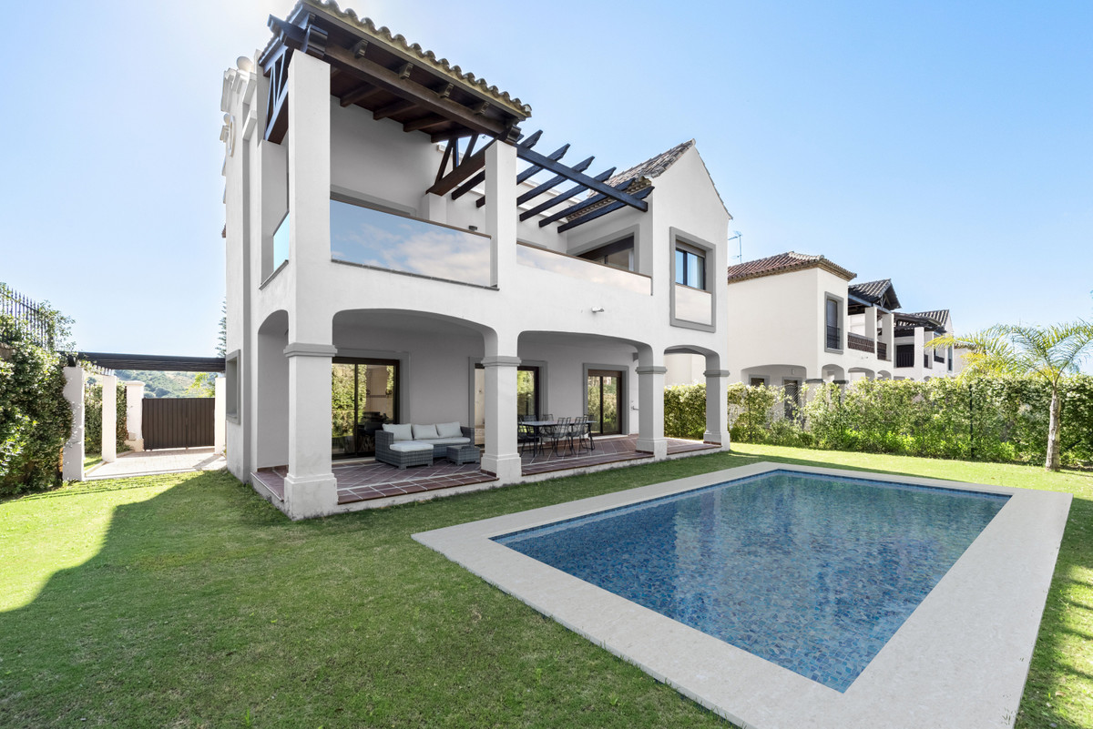 Semi-Vrijstaande Villa te koop in Estepona R4199623