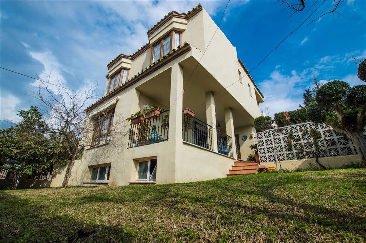 Vrijstaande Villa te koop in Nueva Andalucía R3121183