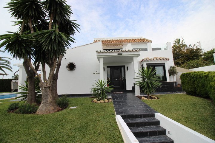 Vrijstaande Villa te koop in Calahonda R3303052