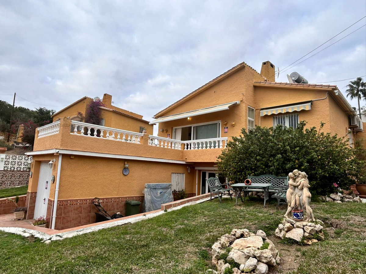 Villa te koop in El Faro R4632847