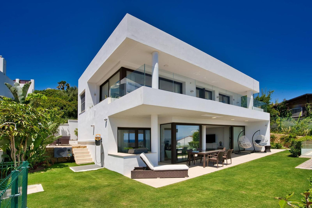						Villa  Detached
													for sale 
															and for rent
																			 in Estepona
					