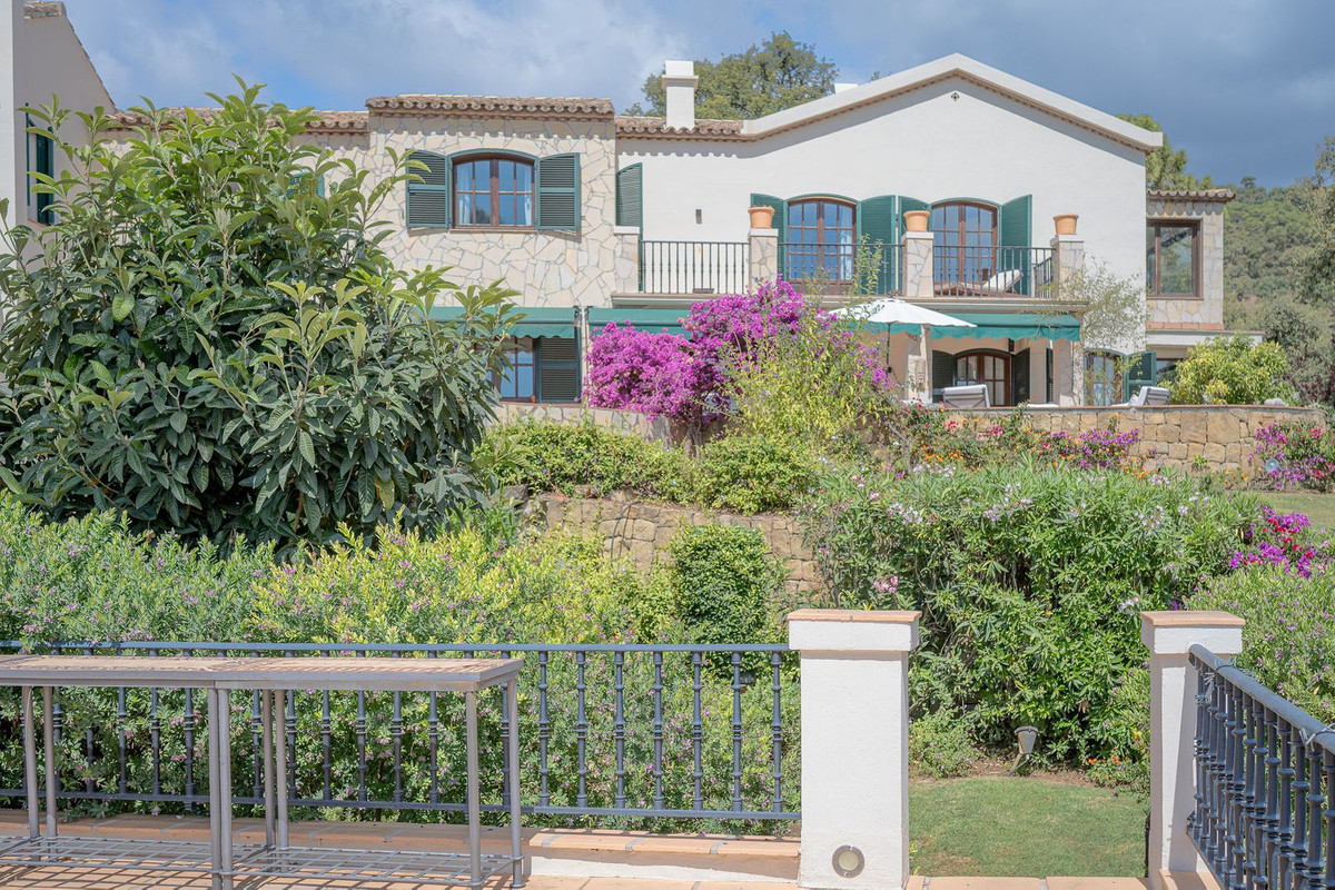 						Villa  Detached
																					for rent
																			 in El Madroñal
					