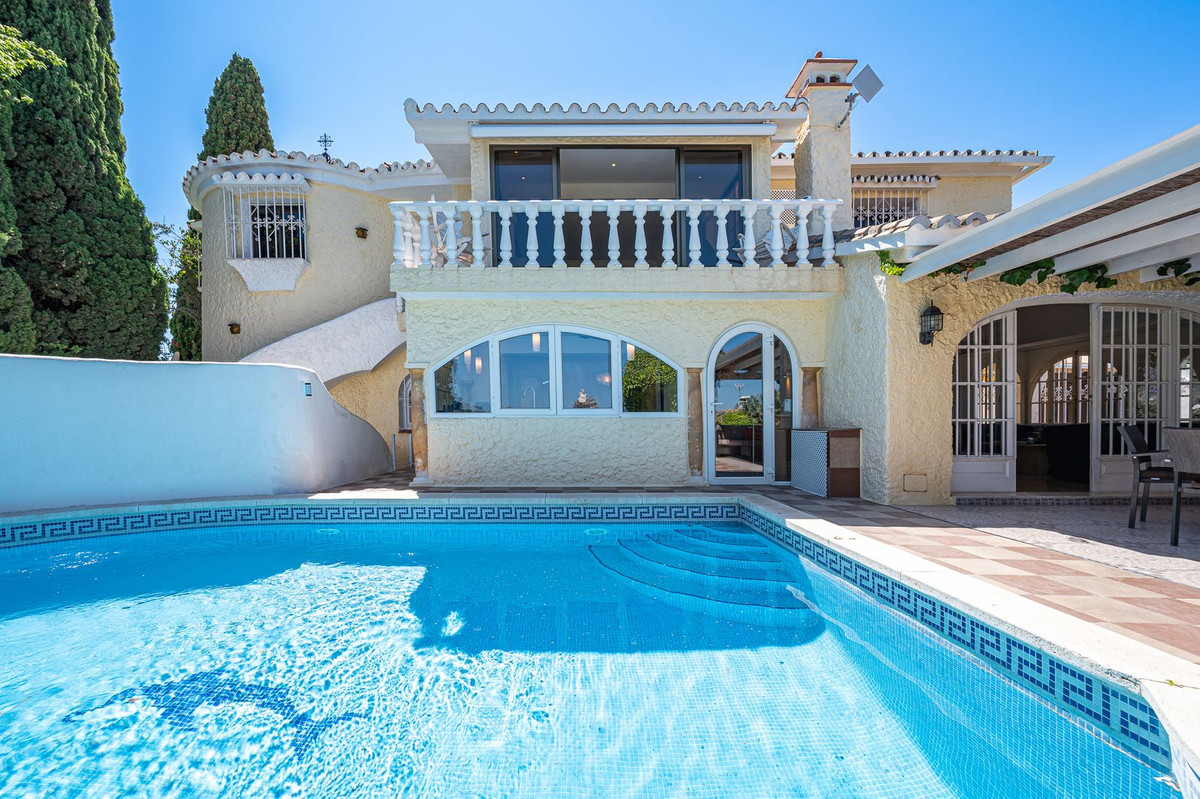 						Villa  Detached
																					for rent
																			 in Nueva Andalucía
					