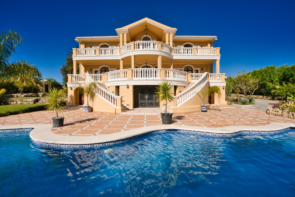 9 Bedroom Detached Villa For Sale Estepona, Costa del Sol - HP4296229