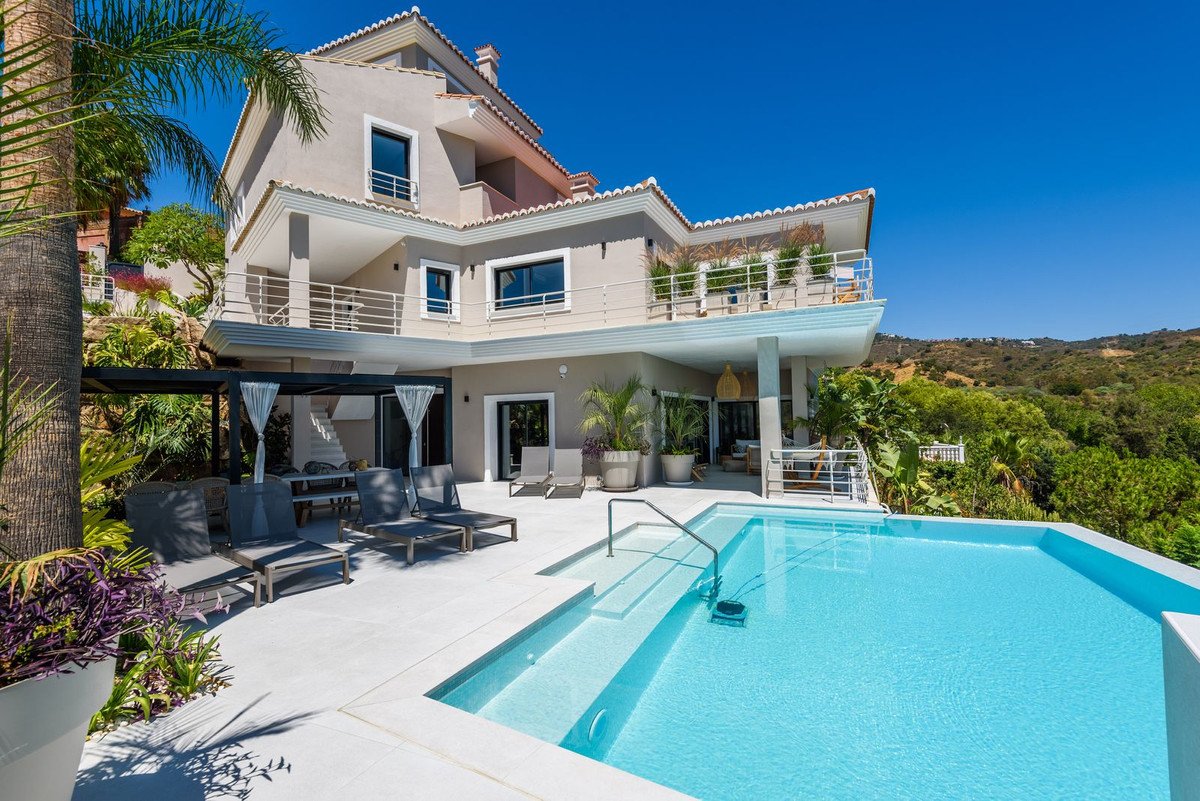 5 Bedroom Detached Villa For Sale Elviria, Costa del Sol - HP3946663