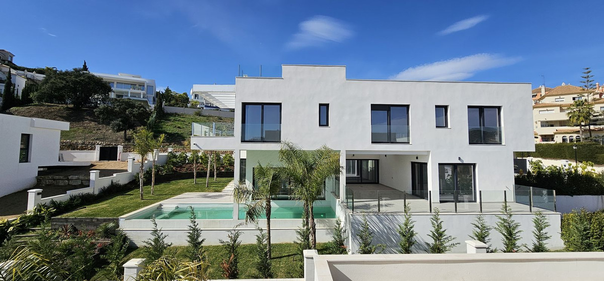 4 Bedroom Detached Villa For Sale Elviria, Costa del Sol - HP4057990
