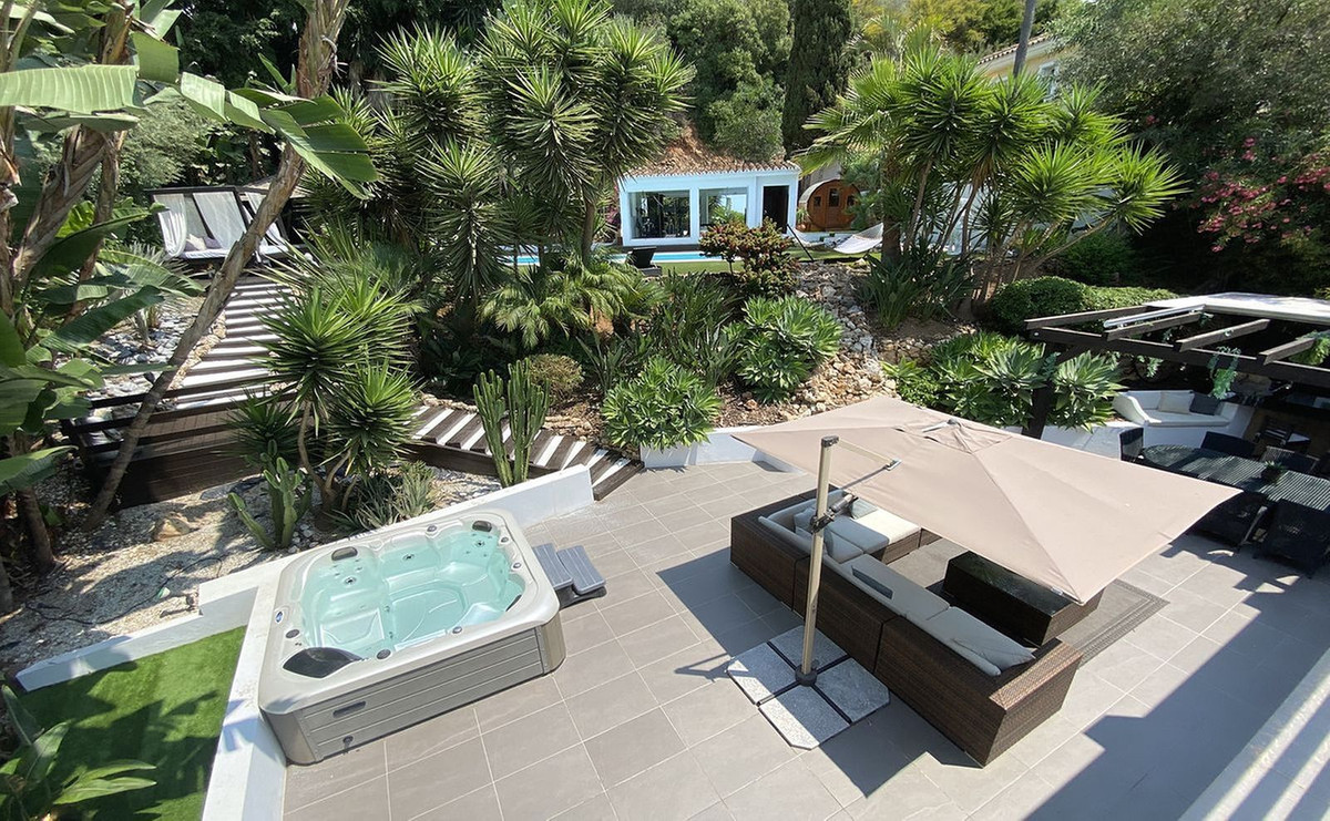 5 Bedroom Detached Villa For Sale El Rosario, Costa del Sol - HP4352056