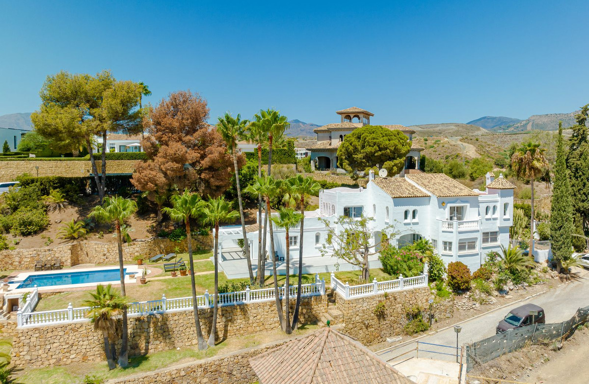 4 Bedroom Detached Villa For Sale El Paraiso, Costa del Sol - HP4389046