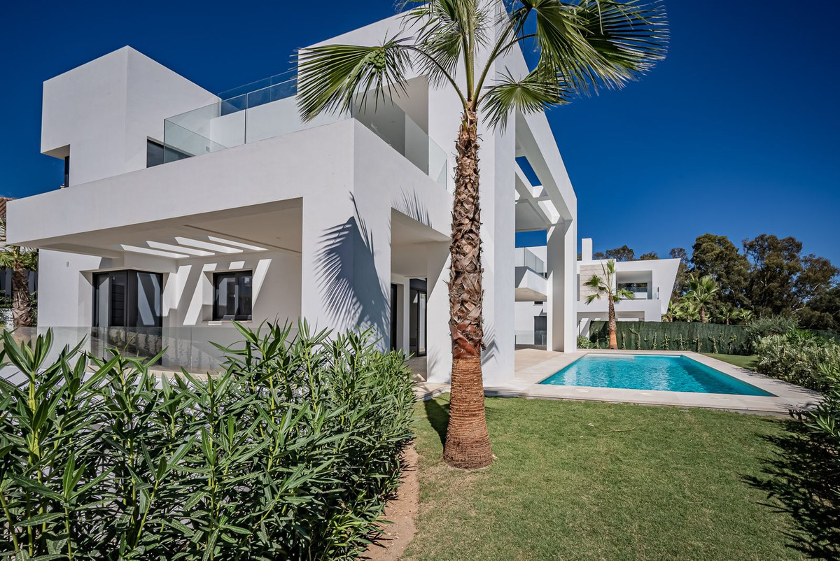6 Bedroom Detached Villa For Sale El Paraiso, Costa del Sol - HP4184542