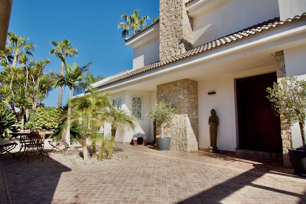 4 Bedroom Detached Villa For Sale Alhaurín de la Torre, Costa del Sol - HP4644439