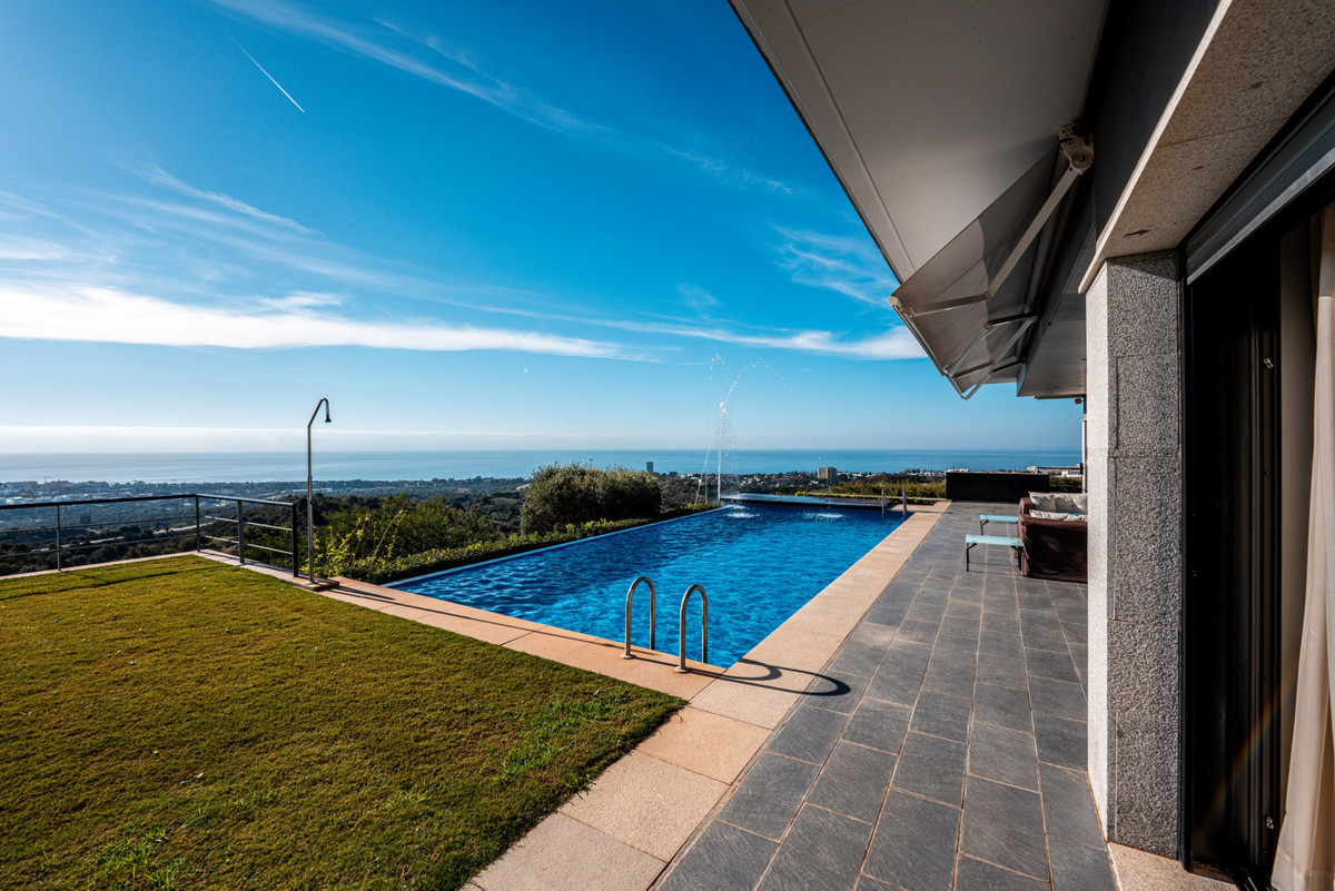 5 Bedroom Detached Villa For Sale Los Monteros, Costa del Sol - HP4669003