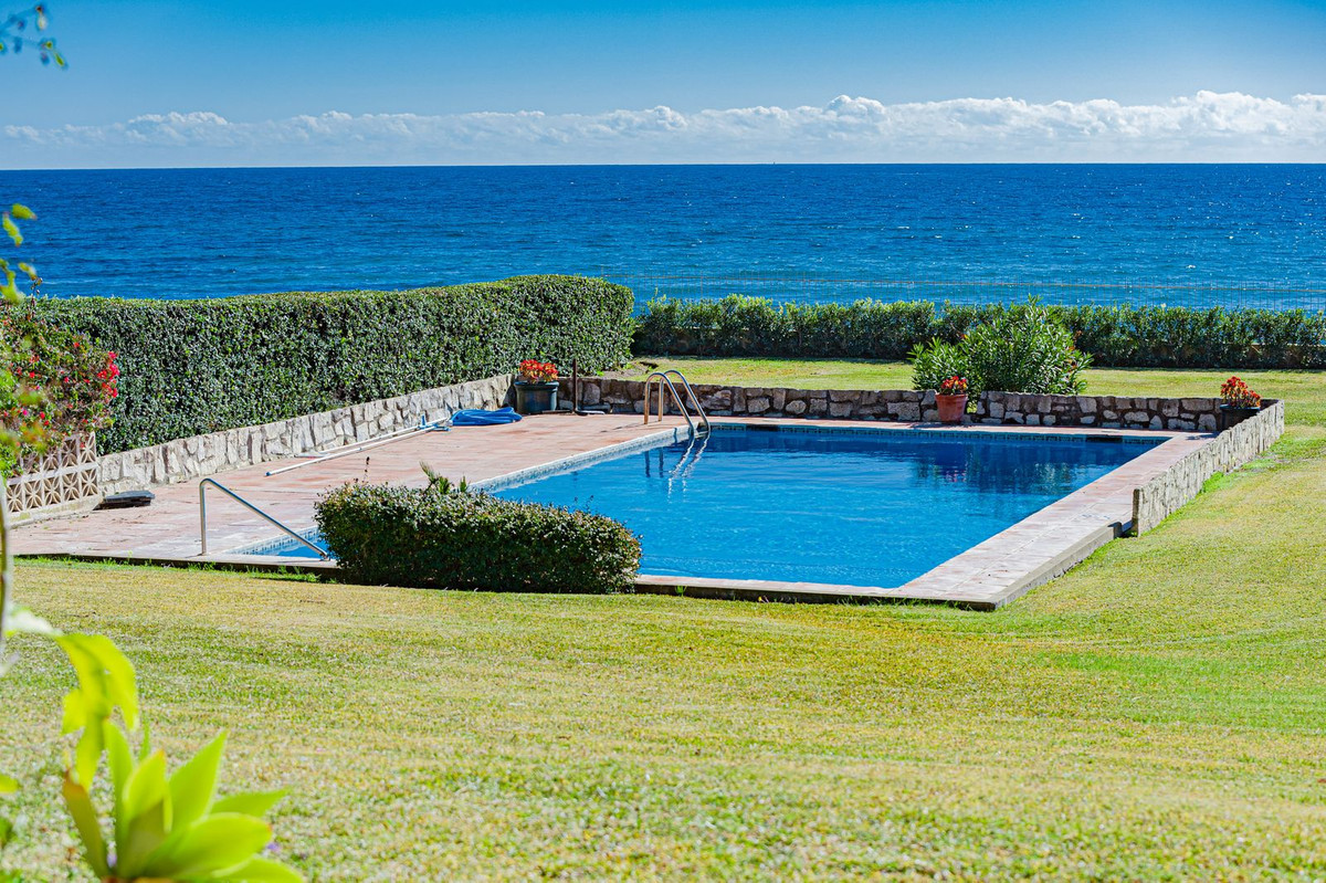 5 Bedroom Detached Villa For Sale Estepona, Costa del Sol - HP4232488