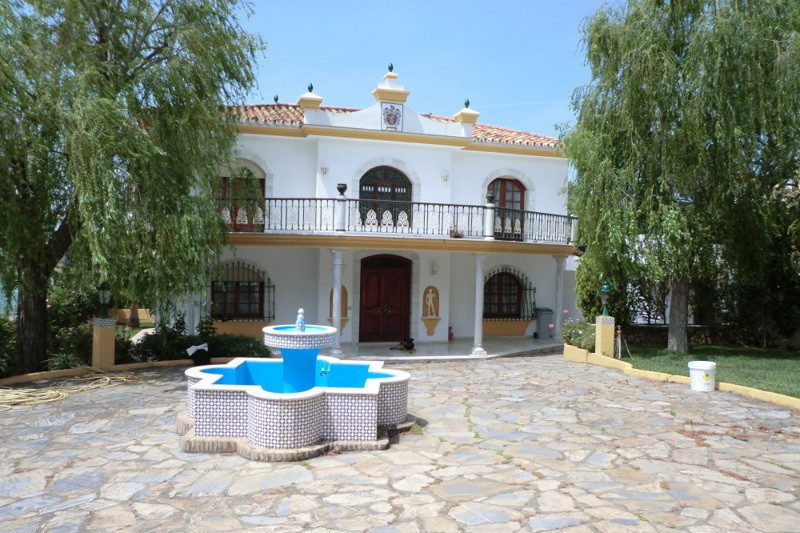 5 Bedroom Detached Villa For Sale Estepona, Costa del Sol - HP2422430