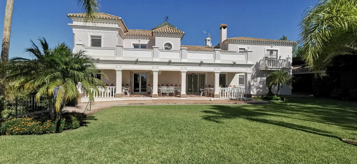 5 Bedroom Detached Villa For Sale Estepona, Costa del Sol - HP3508726