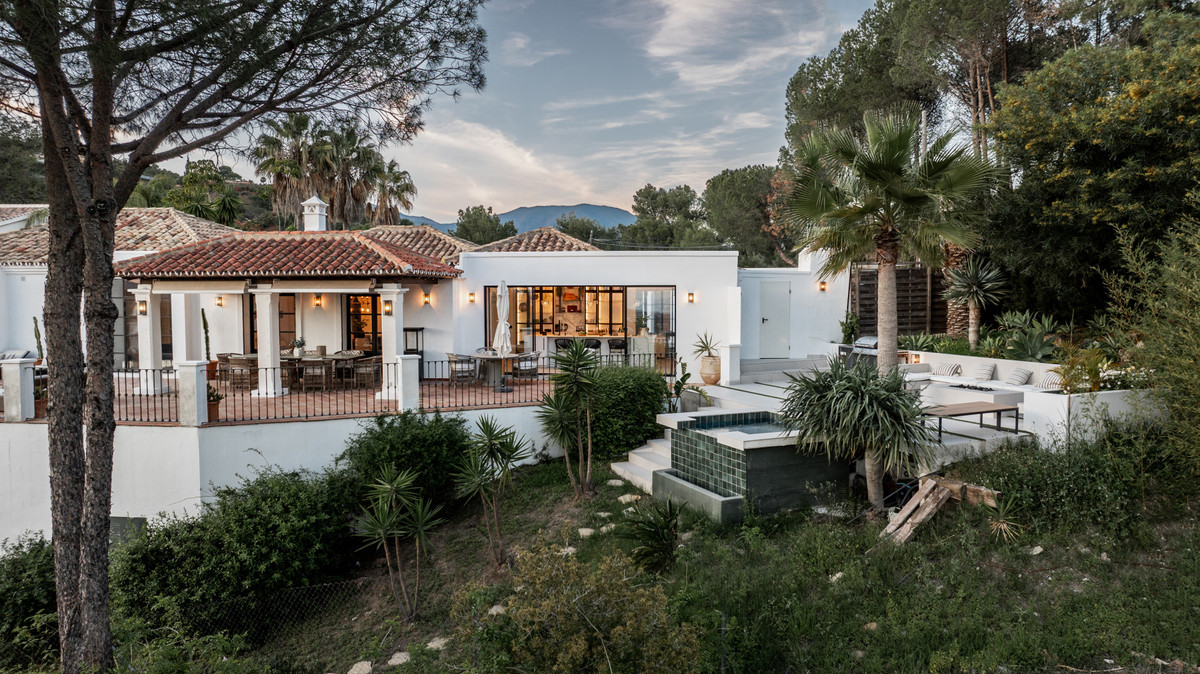 Detached Villa for sale in El Madroñal, Costa del Sol