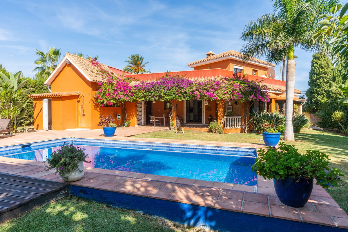 Detached Villa for sale in El Paraiso, Costa del Sol