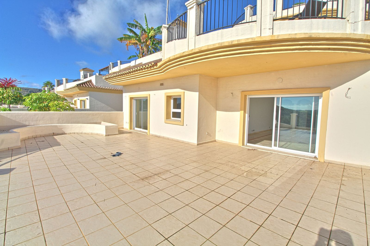 Апартамент средний этаж для продажи в San Roque Club, Costa del Sol