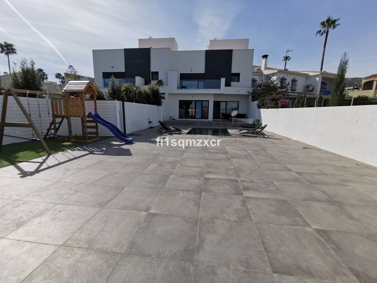 						Villa  Pareada
													en venta 
																			 en Torremolinos
					