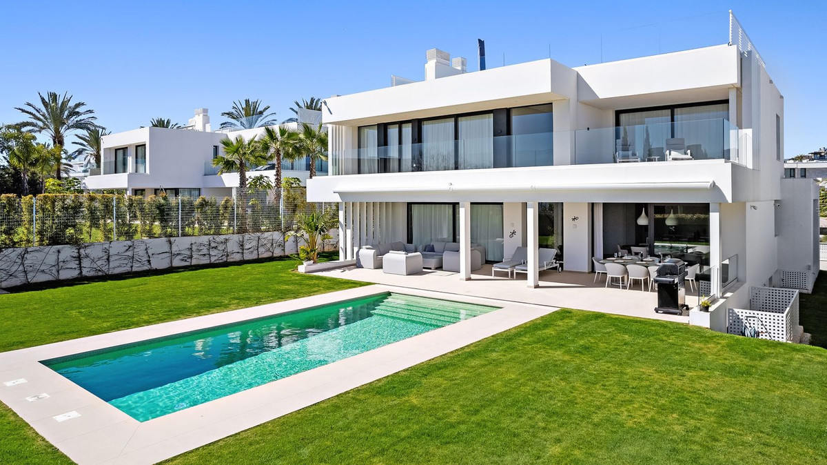 Freistehende Villa In Cancelada Wiederverkauf Costa Del Sol