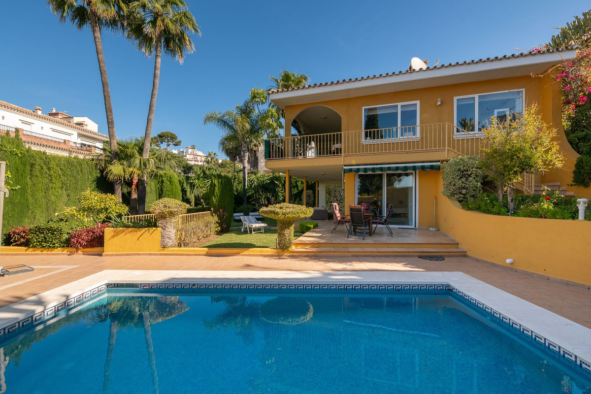 Detached Villa in Riviera del Sol Resale Costa Del Sol